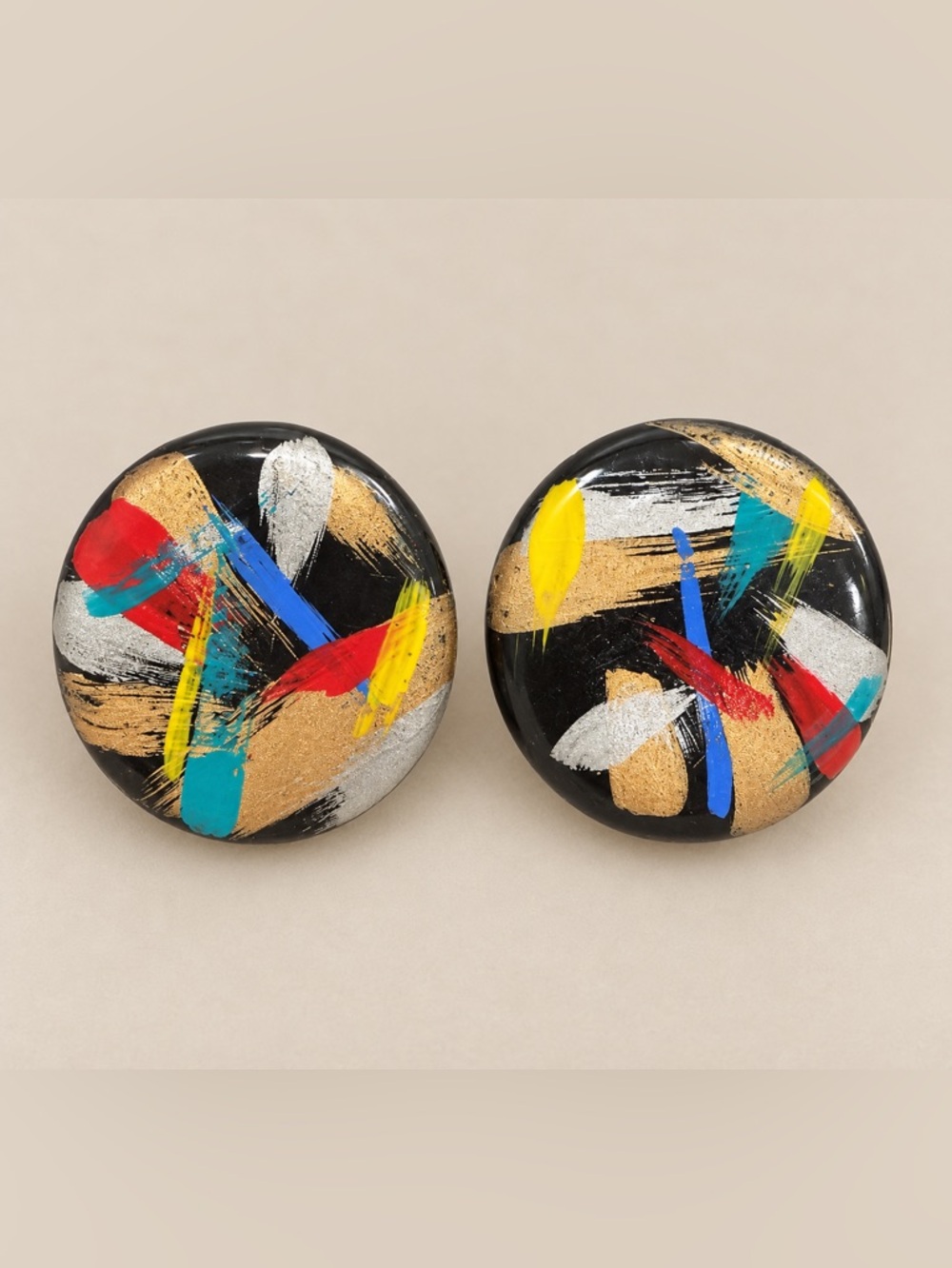 Abstract Black Round Stud Earrings with Multicolor Brushstroke Design retro 80’s